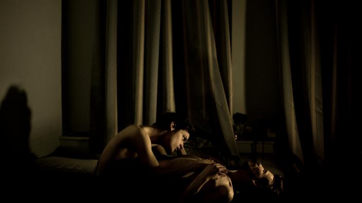 photo graphe of a gay couple, during an intimate moment.